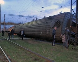 На Украине сошел с рельсов пассажирский поезд