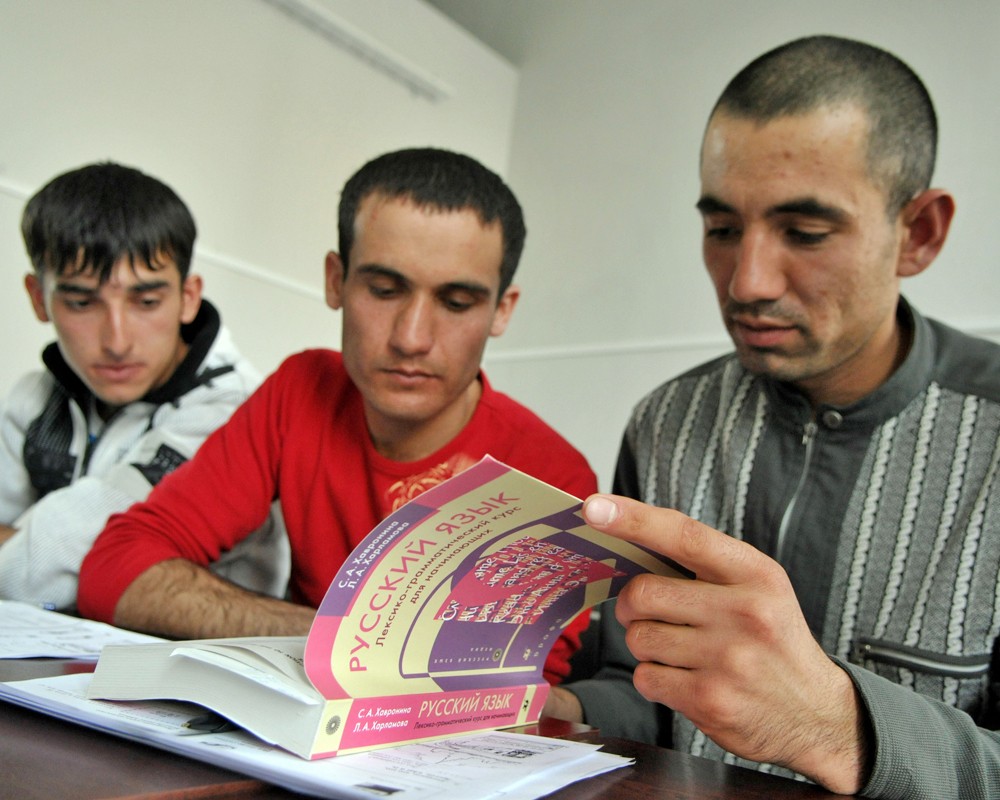 Мигранты на уроке русского языка в  школе сервиса для приезжих граждан из стран СНГ