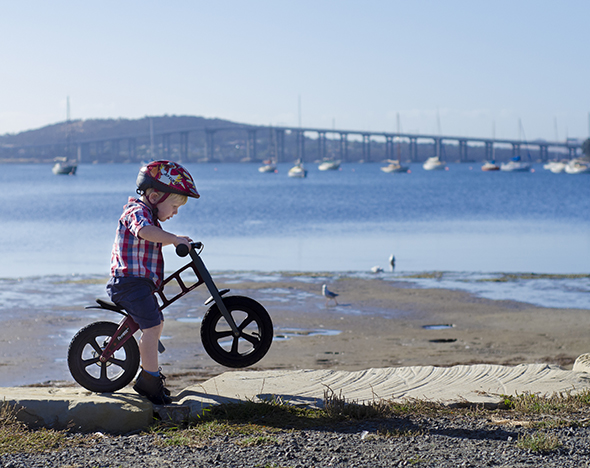 Как научить детей кататься на велосипеде раньше, чем они до него дорастут