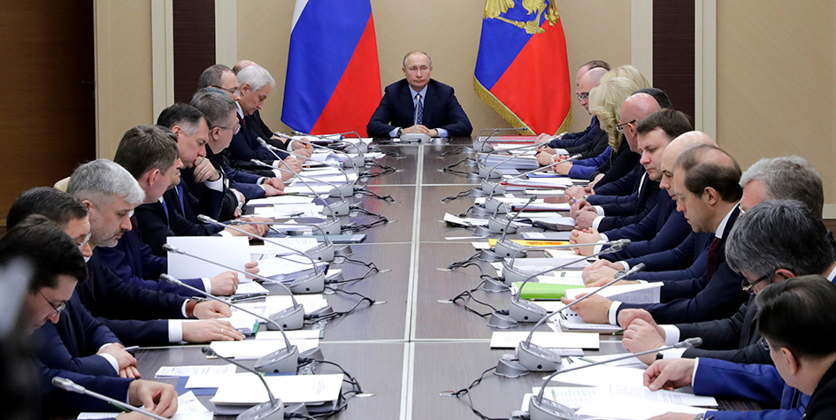 Президент РФ Владимир Путин (в центре) во время заседания с членами правительства РФ в резиденции Ново-Огарево