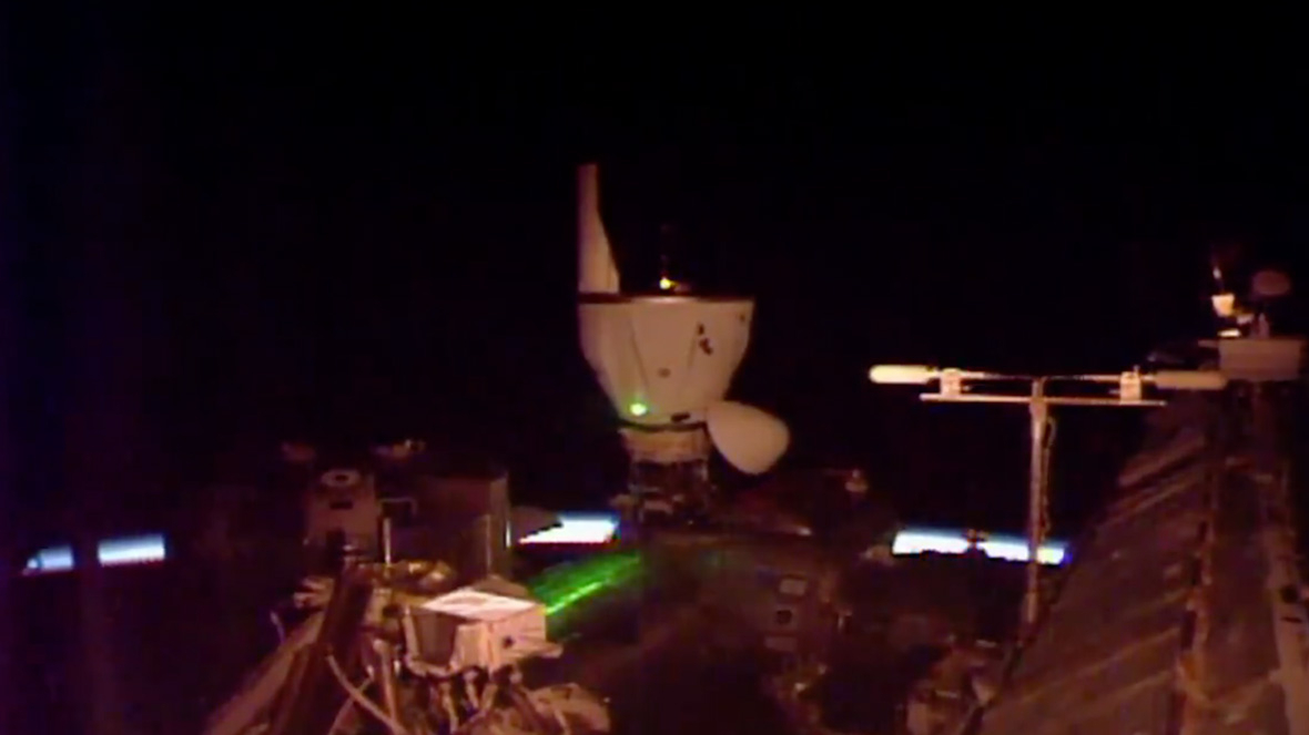 Космический грузовик SpaceX пристыковался к МКС. Видео