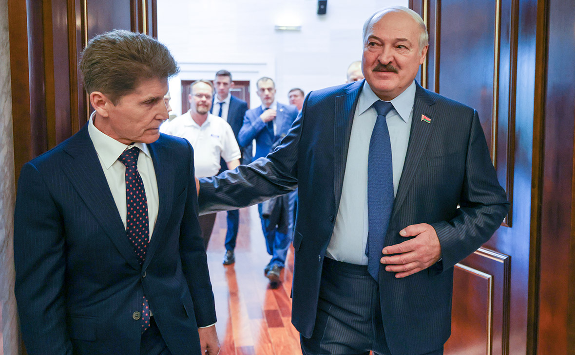 Александр Лукашенко (справа) и Олег Кожемяко (слева)