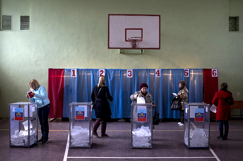На избирательном участке Луганска.