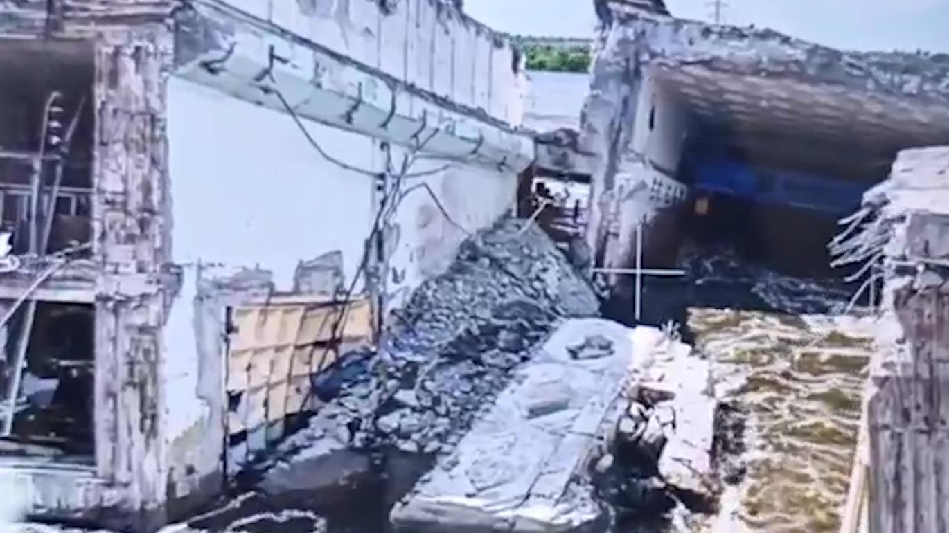 Как выглядит разрушенная Каховская ГЭС вблизи. Видео