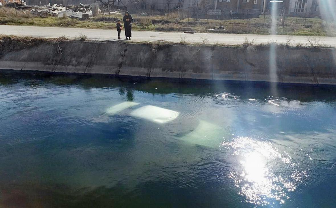 действия водителя при падении автомобиля в воду