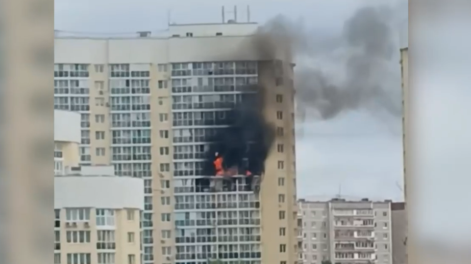 В Екатеринбурге загорелись балконы у многоэтажки