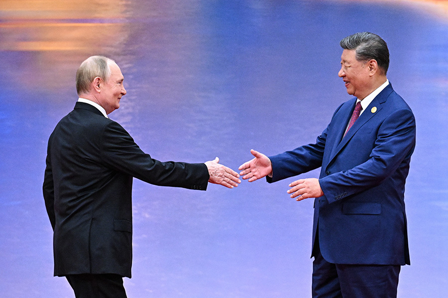 Путин и Си Цзиньпин во время совместного фотографирования на церемонии официального приветствия глав делегаций&nbsp;&mdash; участников заседания Совета глав государств&nbsp;&mdash; членов ШОС в конгрессно-выставочном центре &laquo;Мэйцзян&raquo;.