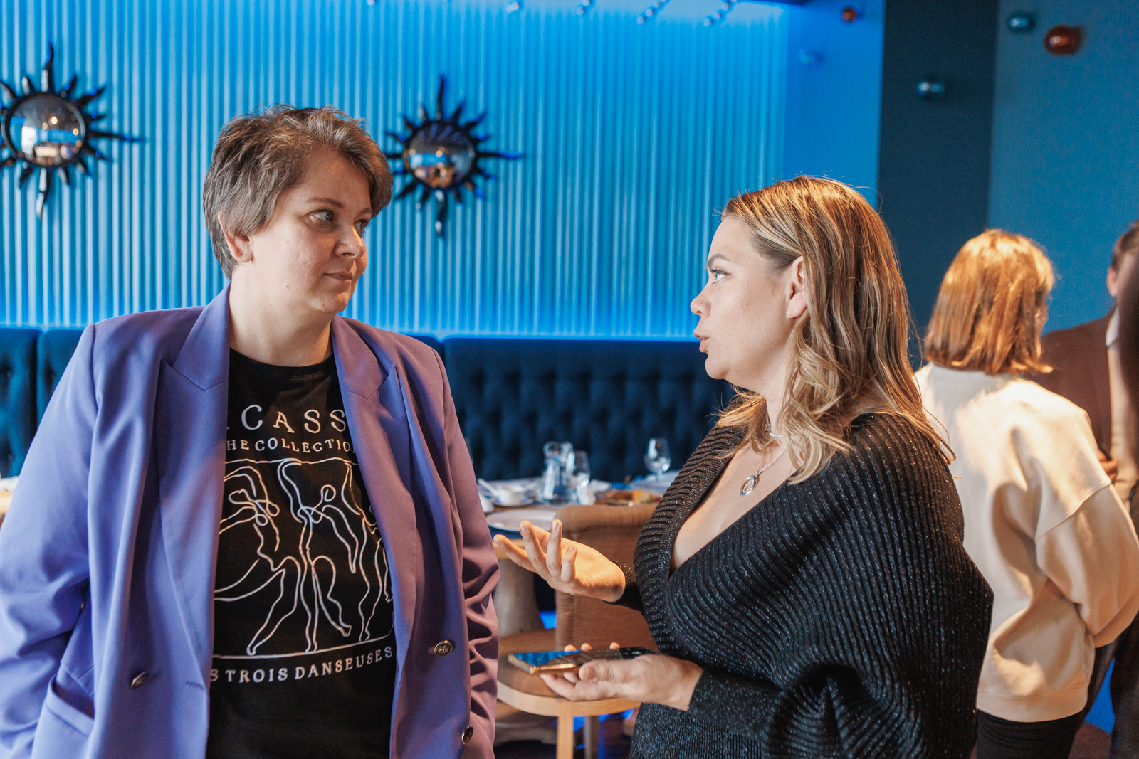 Руководитель пресс-службы Уральского банка Сбербанка Юлия Мурзина и директор по развитию дома прощания «Вознесение» Мария Битковская