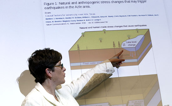 Доцент геофизики Хезер Дешон объясняет процесс, посредством которого происходят землетрясения в городе Эзл в Техасе