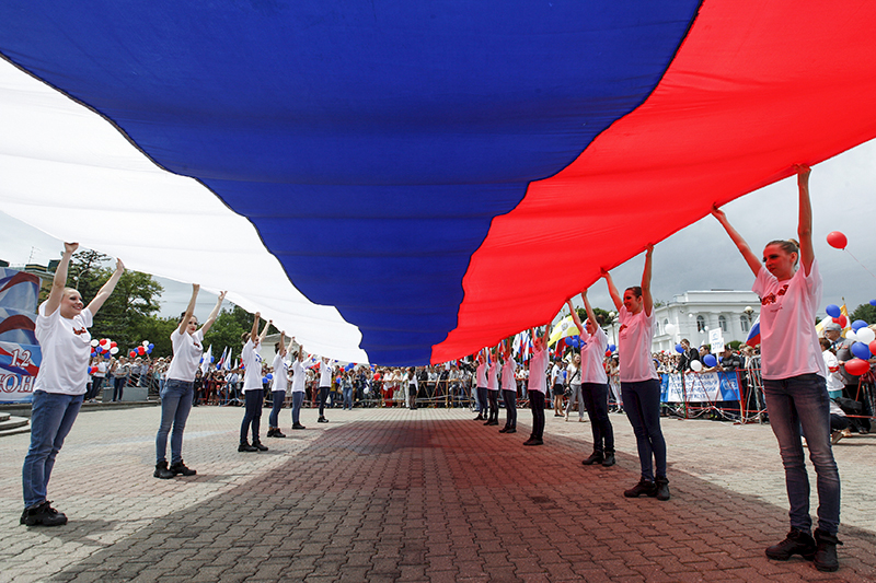 Участники праздничного шествия&nbsp;в честь Дня России в Ставрополе