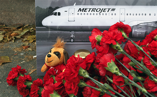 Цветы в&nbsp;память о&nbsp;пассажирах разбившегося самолета Airbus 321 компании &laquo;Когалымавиа&raquo;