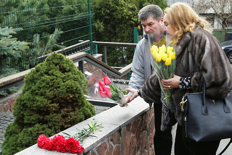 Украинцы возлагают цветы у бельгийского посольства в Киеве
