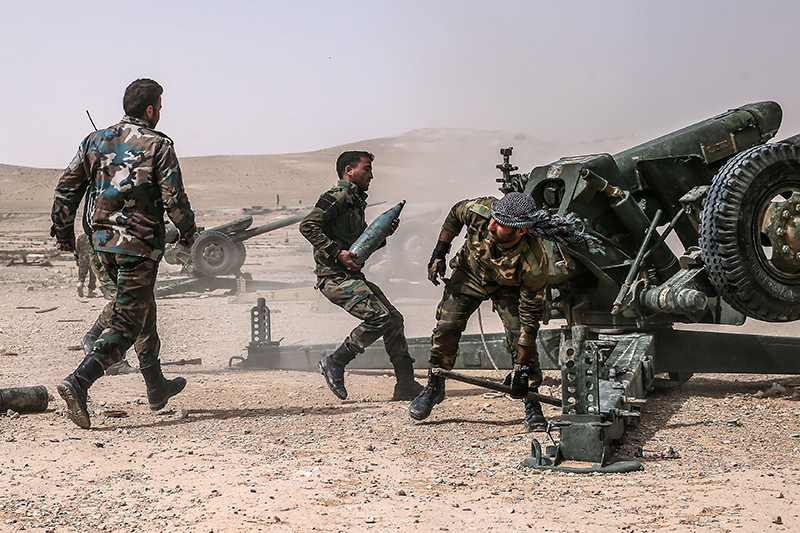 Артиллеристы сирийской армии на позициях под городом Пальмирой