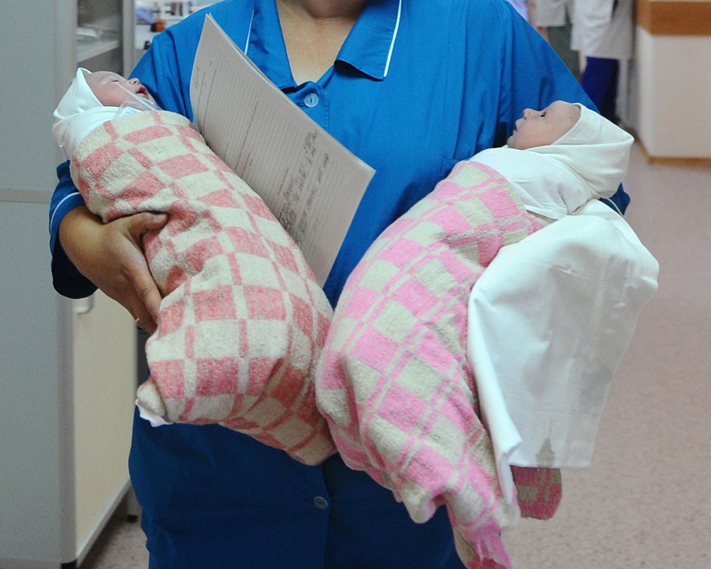 Роддом новорожденный врач. Новорожденный ребенок в роддоме. Новорожденные в больнице.