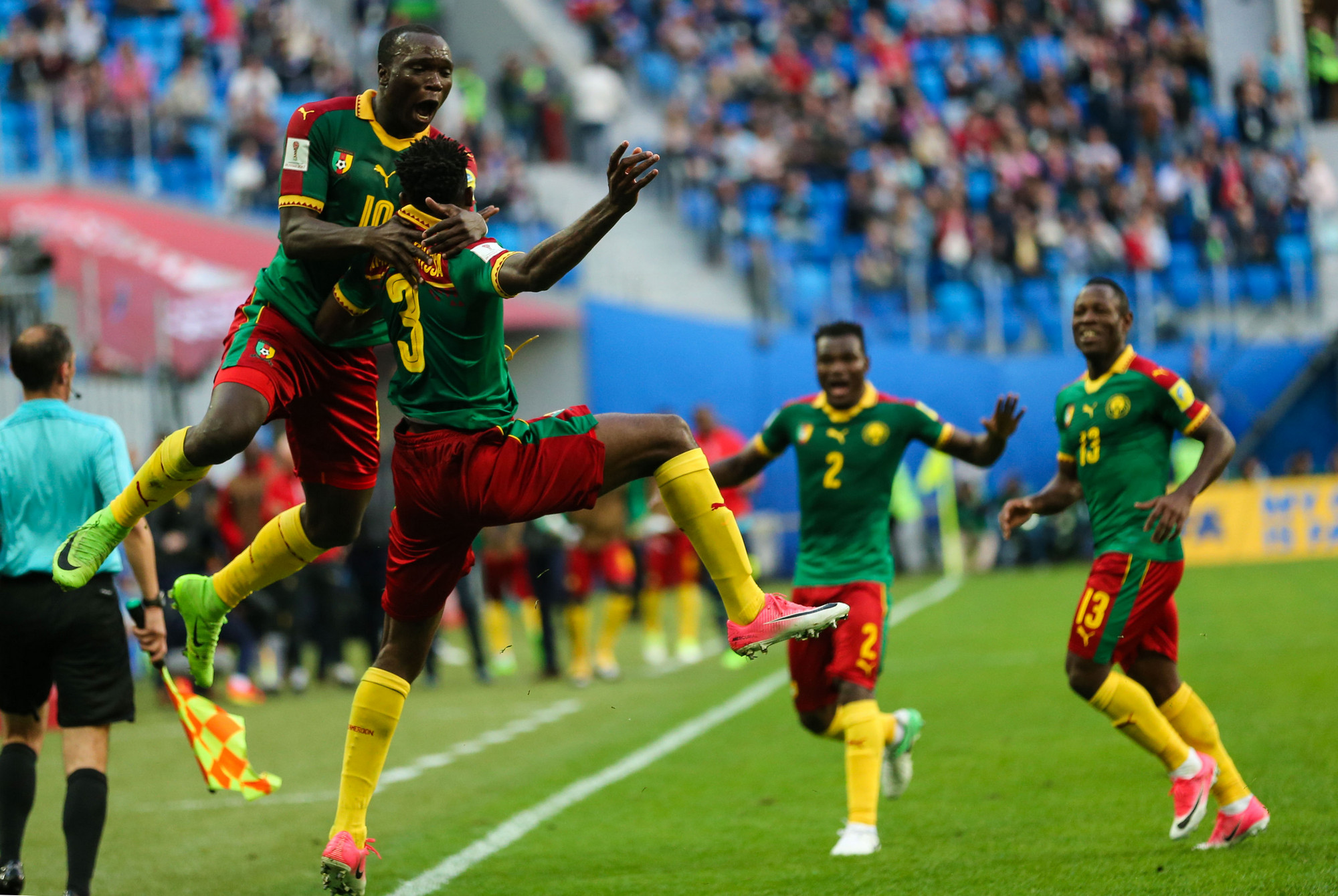 Камерунские футболисты празднуют забитый гол в матче с Австралией