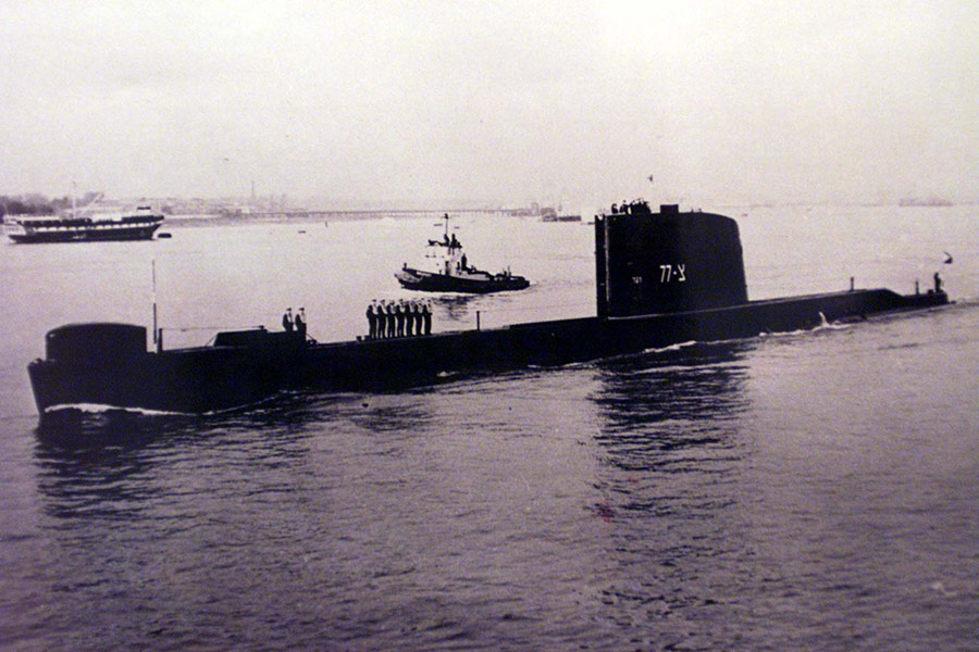 25 января 1968 года в Средиземном море затонула израильская дизельная подводная лодка &laquo;Дакар&raquo;. Построенная в Великобритании субмарина следовала из Портсмута в Хайфу. Обнаружить затонувшую подлодку удалось только спустя 31 год:&nbsp;ее нашли на утвержденном маршруте на глубине 3&nbsp;км. Сразу после гибели субмарины израильские военные выдвинули версию, что &laquo;Дакар&raquo; была потоплена советской подлодкой. После проведения экспертизы это подозрение было снято: в 2015 году СМИ сообщили, что к потере контроля над субмариной могла привести техническая неисправность.
