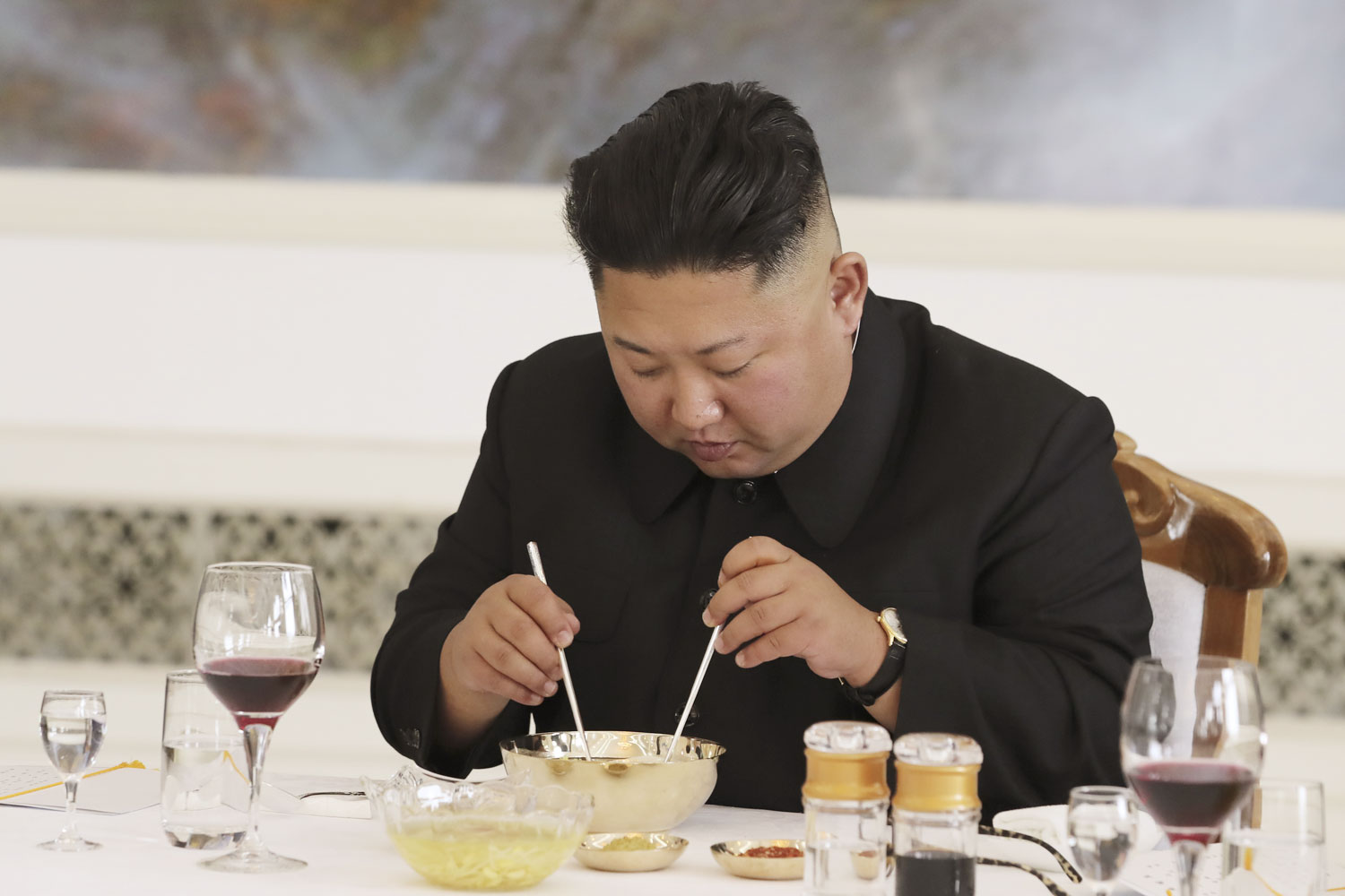 Прическа а-ля Ким Чен Ын&nbsp;&mdash; это выбритые виски и затылок плюс&nbsp;гель для укладки