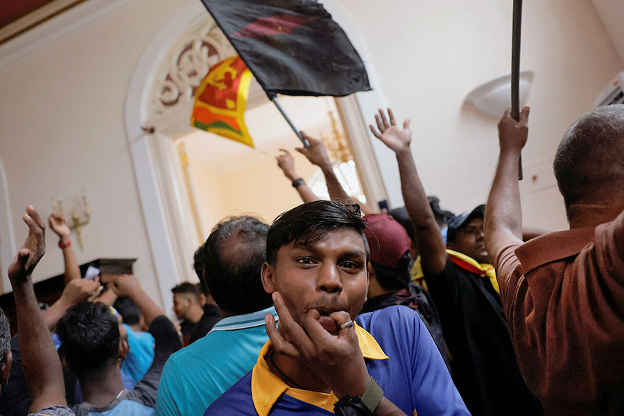 Власти Шри-Ланки объяснили неспособность обслуживать долги пандемией и боевыми действиями на Украине. Кризис вызвал перебои с товарами первой необходимости и лекарствами