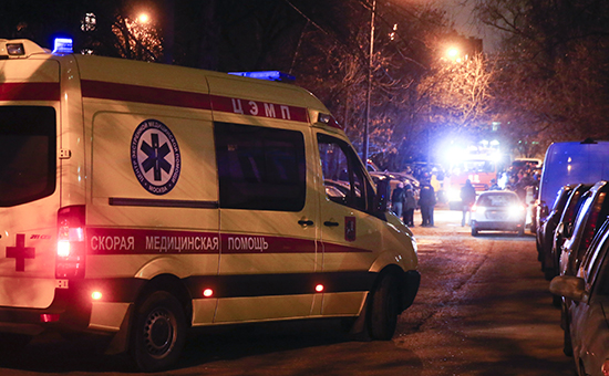 Машина скорой помощи у дома на Шелепихинской набережной, где произошла авария из-за перепада давления газа