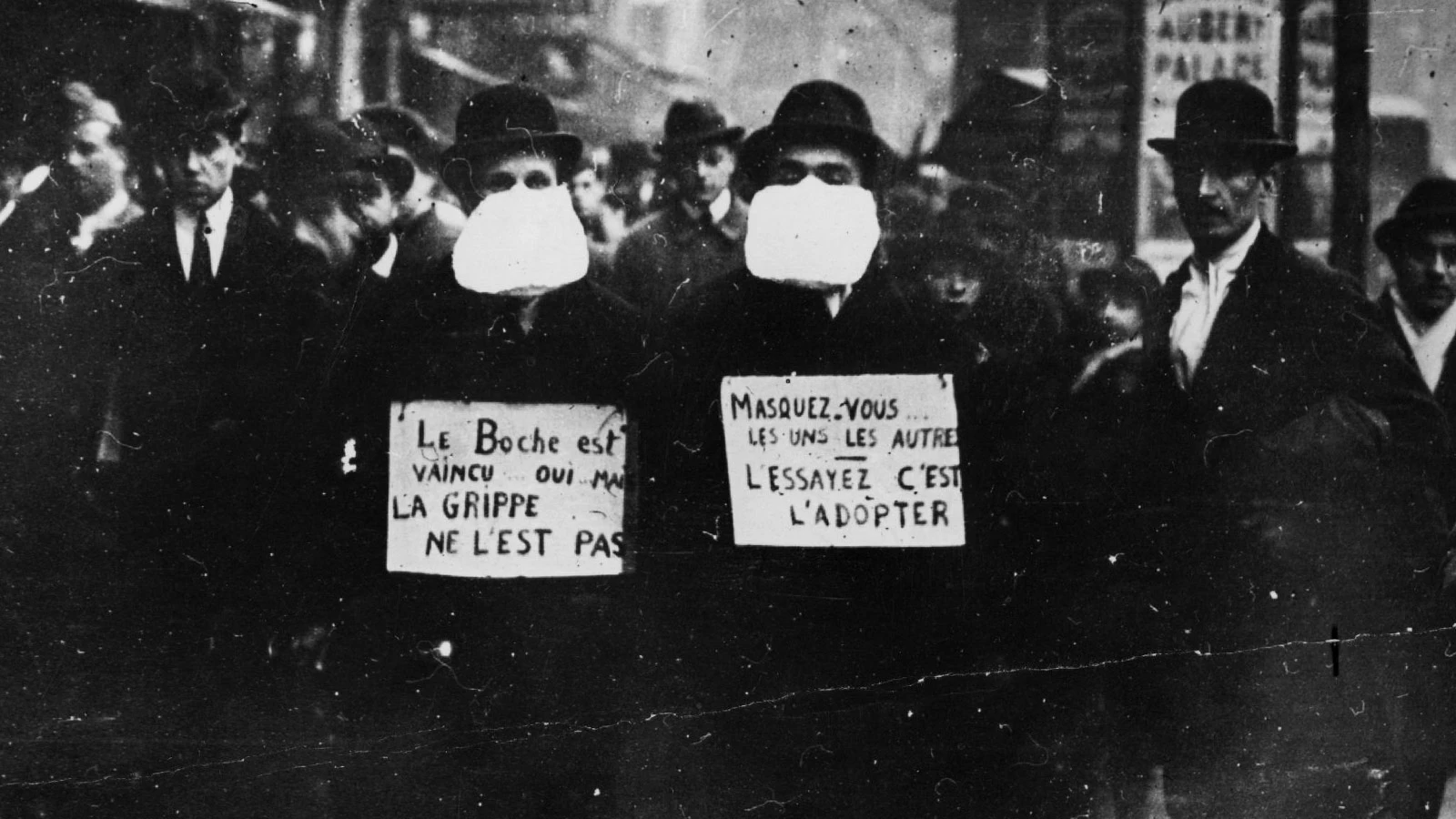 <p>Агитация использования медицинских масок в Париже во время эпидемии испанского гриппа, охватившего Европу на исходе Первой мировой войны</p>