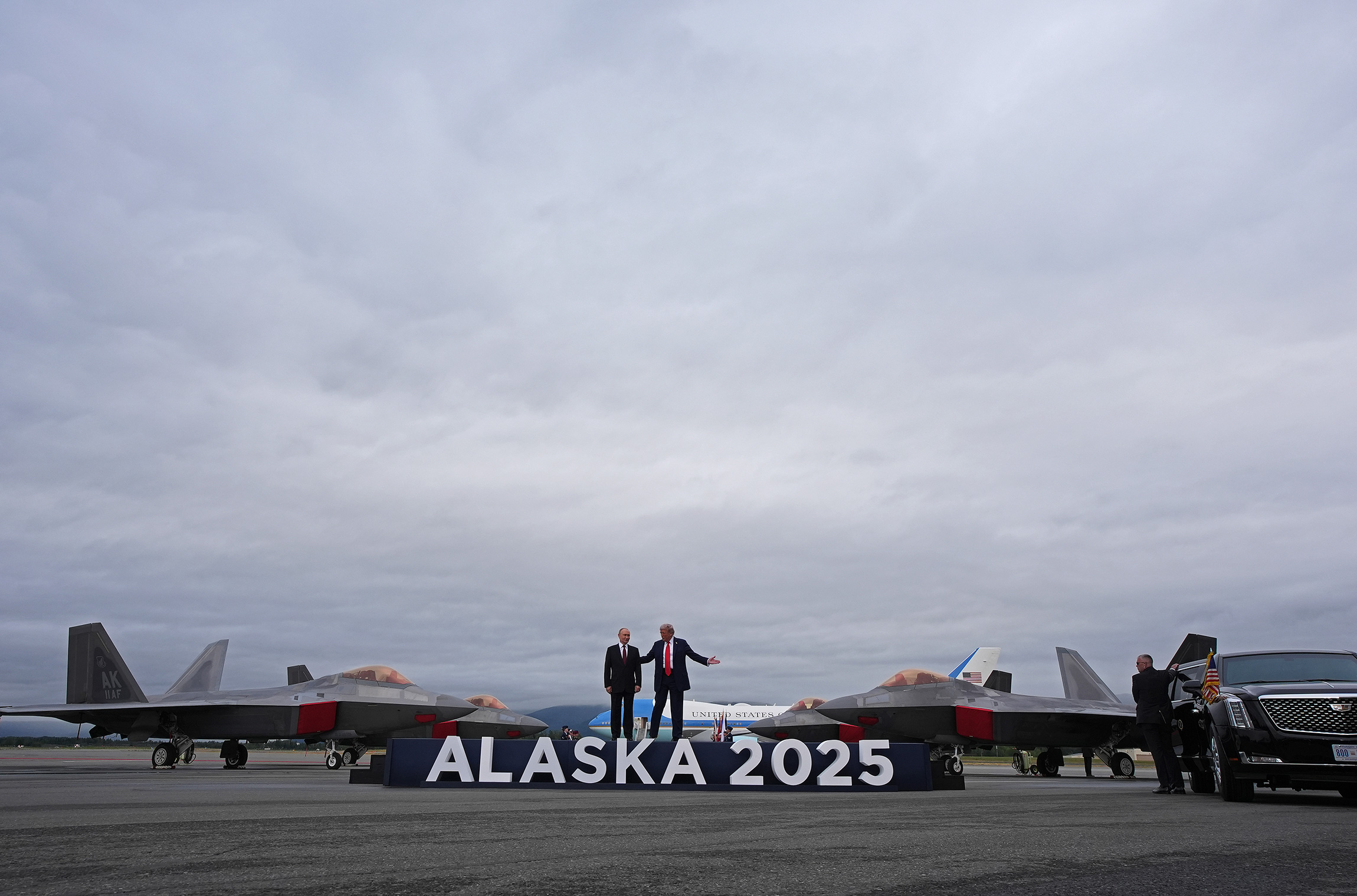 Путин и Трамп сфотографировались у&nbsp;постамента&nbsp;с надписью &laquo;Аляска 2025&raquo;