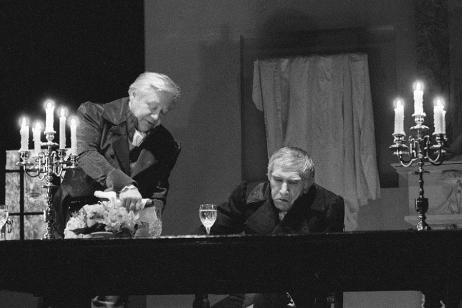 Олег Табаков и Армен Джигарханян в спектакле &laquo;Ужин&raquo; по пьесе французского драматурга Жана-Клода Брисвиля, режиссер&nbsp;&mdash; Андрей Смирнов, 1994 год
