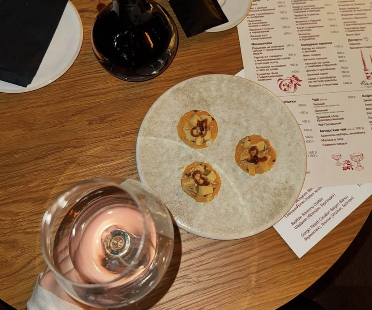 По бокалам доступно 18 позиций, притом в очень интересном формате, который я пока не встречал: стандартная порция 125 мл и оригинальное предложение порции 250 мл