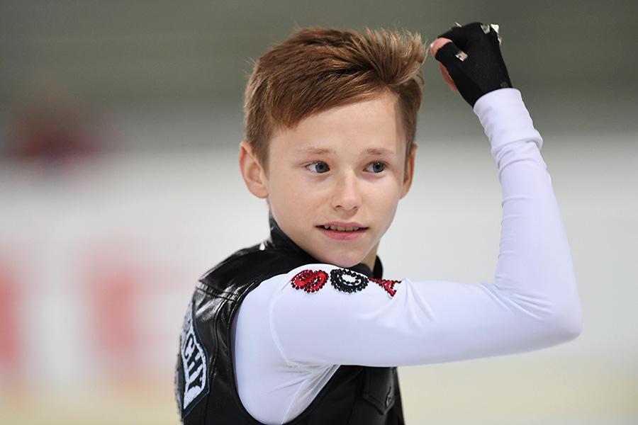 Илья Малинин выступает в короткой программе на Гран-при ISU среди юниоров в Вурт-Арене в Эгне/Ноймаркте, Италия, 3 октября 2019 года