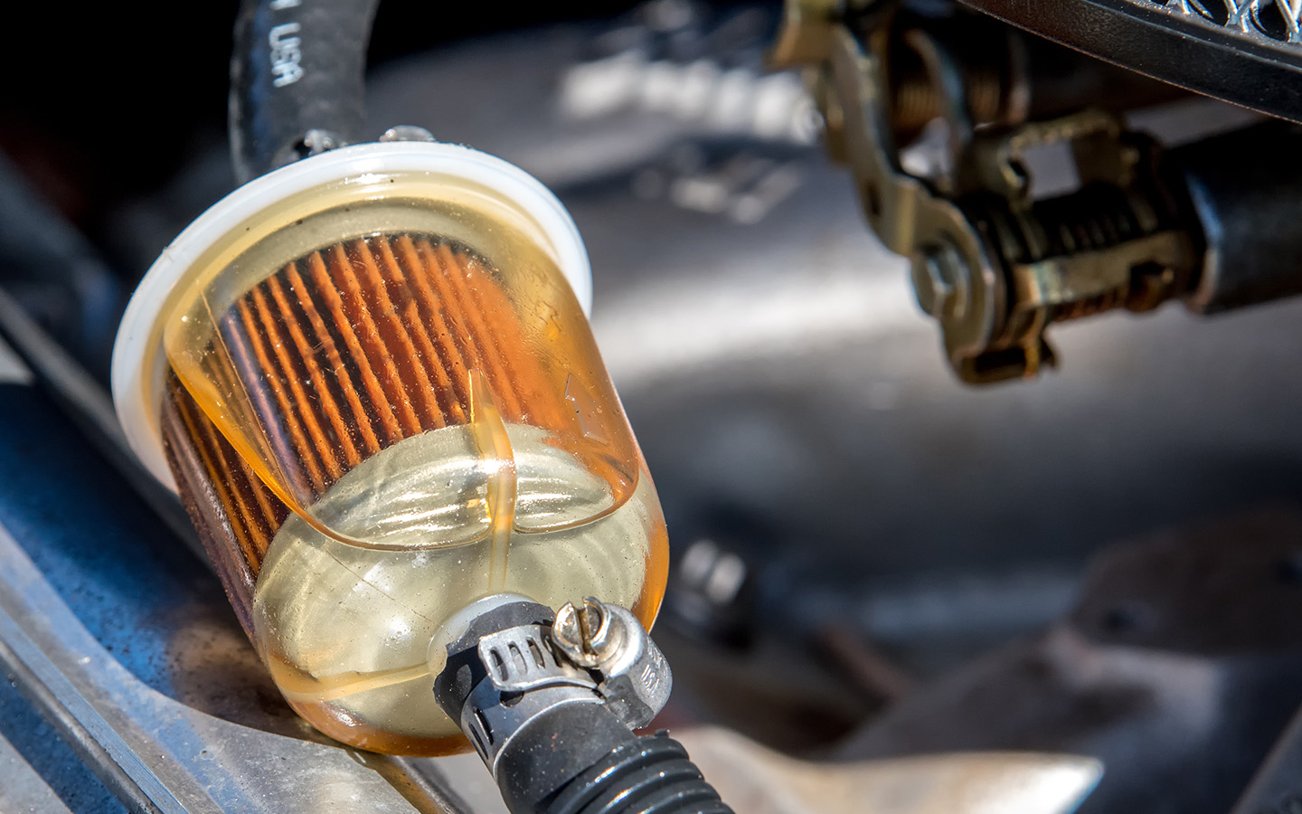 Забитый топливный фильтр может быть источником проблем при запуске двигателя на горячую