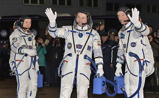 Члены основного экипажа 47/48-й длительной экспедиции на МКС российские космонавты Олег Скрипочка, Алексей Овчинин и астронавт NASA Джеффри Уильямс (слева направо) перед стартом с космодрома Байконур,&nbsp;18 марта 2016 года


