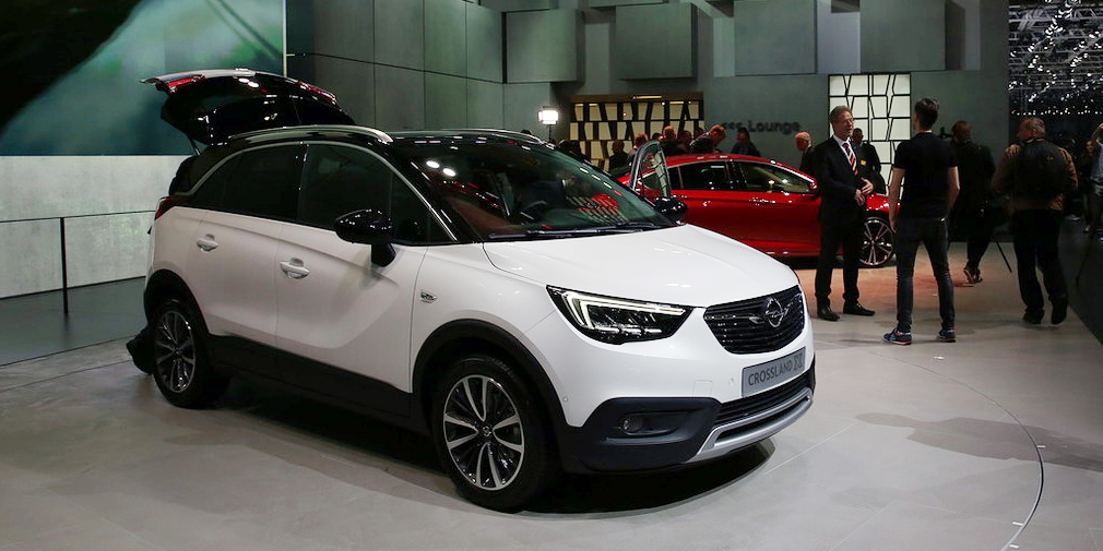 Новый кроссовер Opel Crossland X пришел на смену модели Meriva. Он создан совместно с альянсом PSA Peugeot Citroen и получил французскую платформу и двигатели. Задние сиденья можно сдвигать, увеличивая объем багажника с 410 до 510 литров. В списке оснащения есть панорамная крыша, светодиодные фары, автопарковщик, но привод только передний.