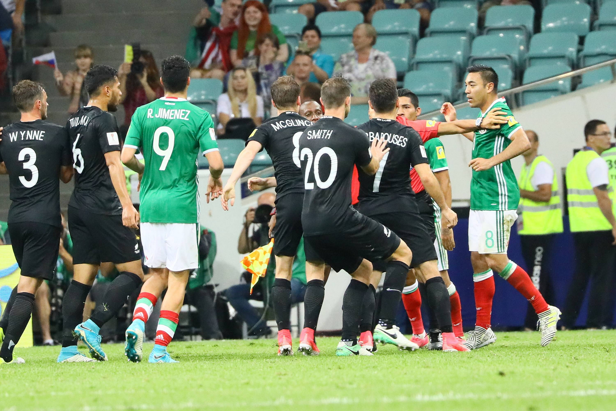 Массовая драка в концовке матча между сборными Мексики и Новой Зеландии