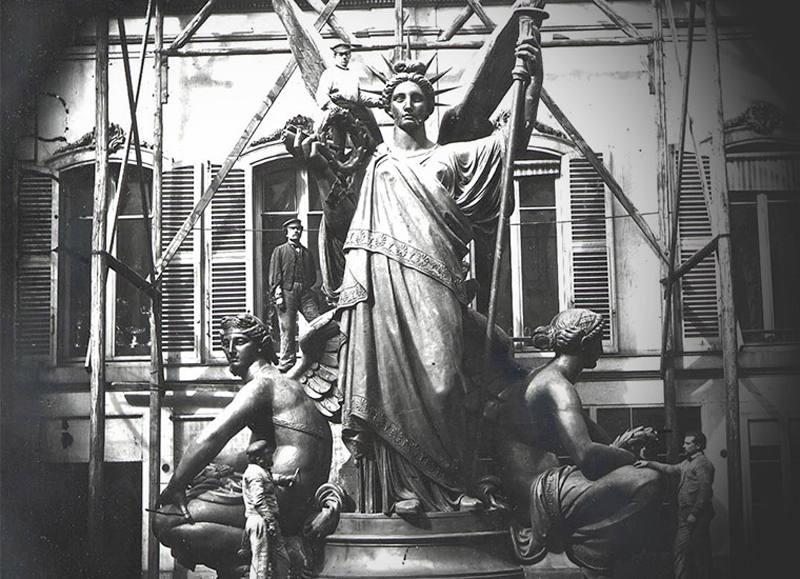 Статуи на крыше оперы Palais Garnier в Париже