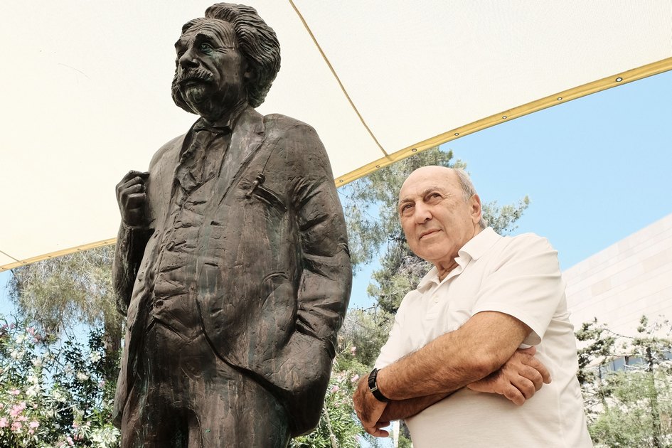 Памятник Альберту Эйнштейну работы Георгия Франгуляна у Еврейского университета в Иерусалиме