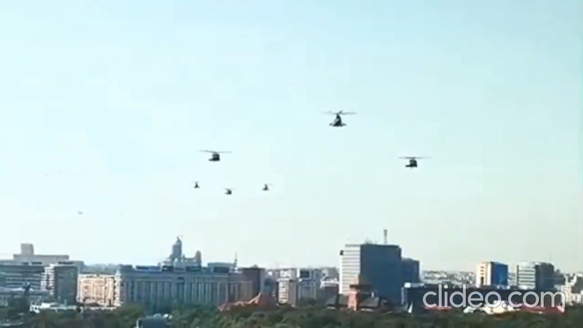 Военный вертолет США вынужденно сел на площадь в Румынии. Видео