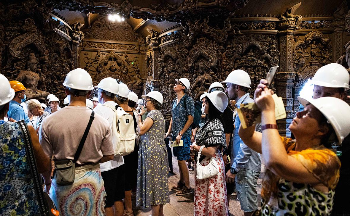 Туристы слушают экскурсию на русском языке в Храме Истины 24 сентября 2023 года в Паттайе, Таиланд