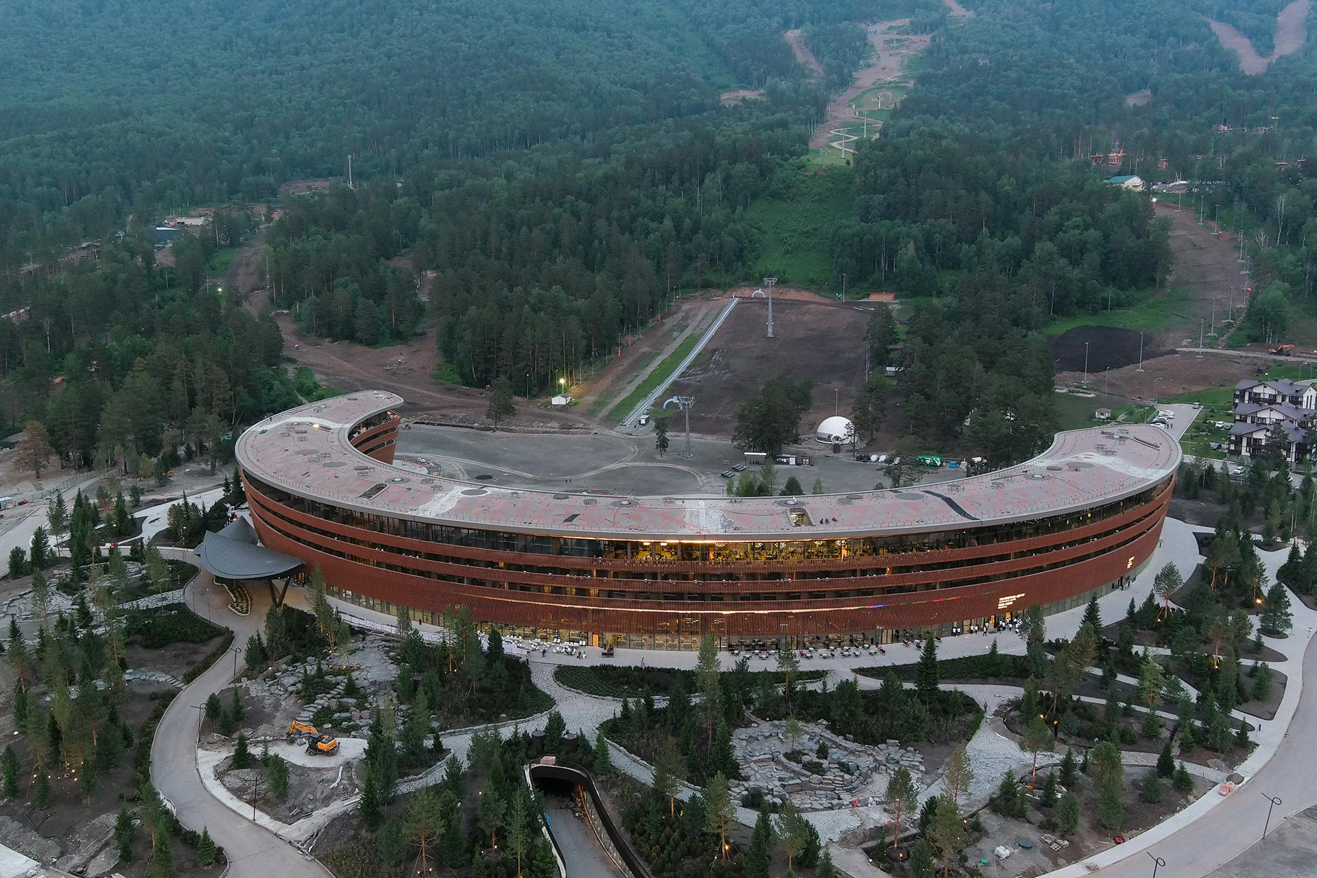 Республика Алтай. Село Манжерок. Вид на отель на территории всесезонного курорта