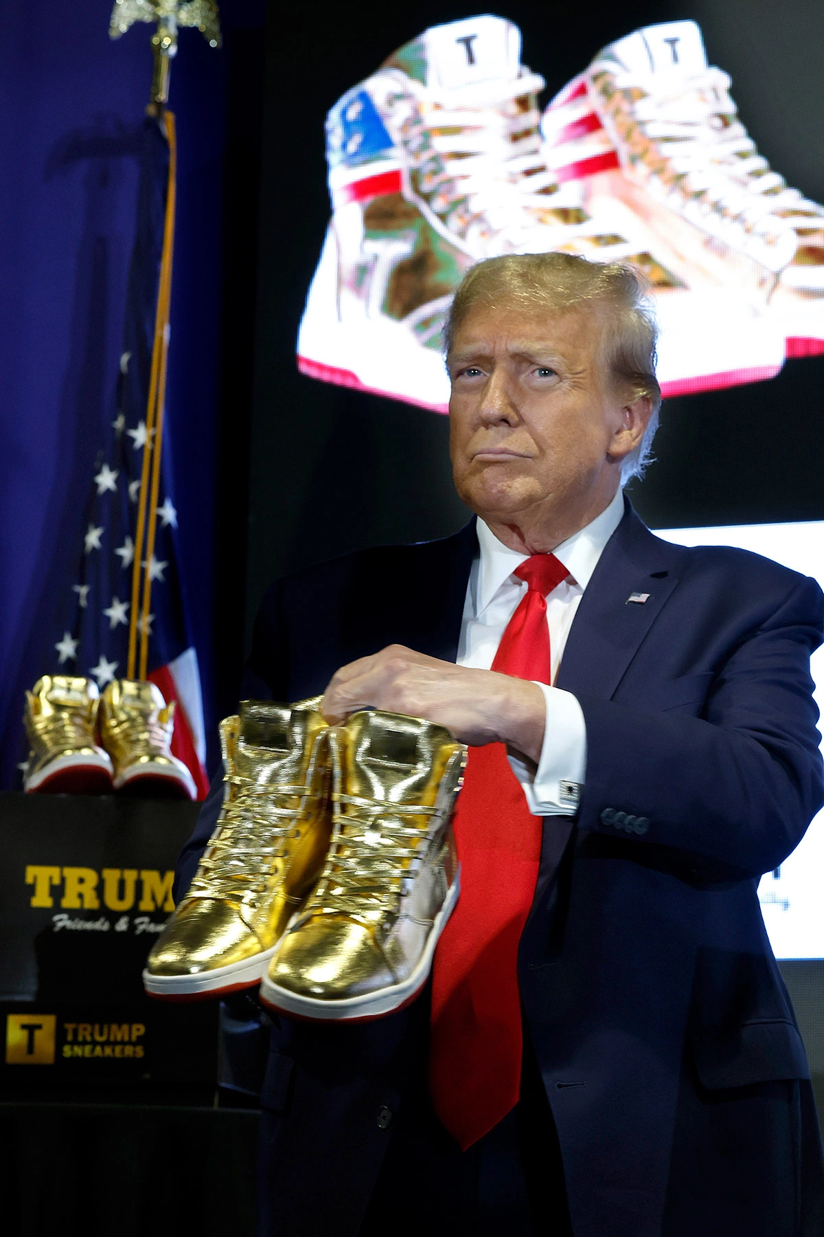 <p>Дональд Трамп представляет золотую модель Trump Sneakers, стоимость которых составляет $399 (36,9 тыс. руб.)</p>