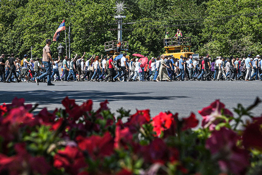 Участники акции протеста в центре города 13 июня