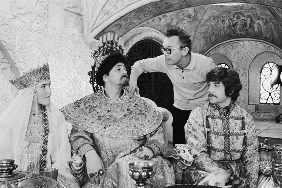 Актеры Нина Маслова, Юрий Яковлев, Леонид Куравлев (слева направо на первом плане) и режиссер-постановщик Леонид Гайдай (на втором плане) на съемках художественного фильма «Иван Васильевич меняет профессию» на киностудии «Мосфильм»