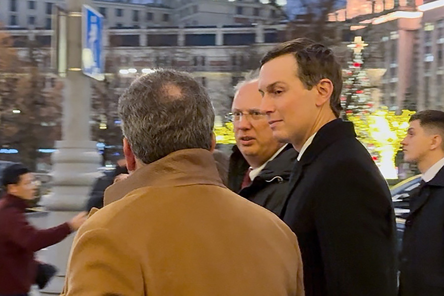 После обеда Уиткофф и Кушнер прогулялись по Москве в сопровождении Дмитриева, после чего, сев в Aurus, направились к Кремлю. Пройдя пешком по Красной площади через новогоднюю ярмарку, переговорщики зашли на территорию Кремля через вход для туристов.