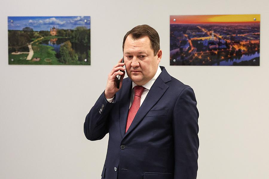 На фото: Максим Егоров

Несколько уголовных дел в 2025 году было возбуждено в отношении высокопоставленных региональных чиновников, заподозренных в коррупции. Среди фигурантов&nbsp;&mdash; бывший губернатор Тамбовской области Максим Егоров. 24 июля он был задержан за получение взяток в особо крупном размере&nbsp;&mdash; не менее 84 млн руб. По данным следствия, деньги он получал от Романа Стефанова, который был&nbsp;гендиректором&nbsp;ООО &laquo;Газпром межрегионгаз Тамбов&raquo;.

Бывший губернатор Хабаровского края Сергей Фургал, который в феврале 2023 года получил 22 года за организацию двух убийств и покушение на убийство, в начале декабря был признан виновным в создании преступного сообщества, похитившего 3 млрд руб.&nbsp;у коммерческих структур. По совокупности двух приговоров общий срок пребывания в колонии строгого режима увеличился до 25 лет.

Также среди тех, кто оказался под следствием в 2025-м:


мэр Иваново Александр Шаботинский (подозревается в том, что создавал коммерческим компаниям &laquo;благоприятные условия для заключения договоров на проведение капитального ремонта общего имущества многоквартирных домов в регионе, а также беспрепятственную приемку выполненных работ&raquo;);
вице-губернатор Ростовской области Виталий Кушнарев (получение взятки в особо крупном размере и незаконное хранение оружия);
мэр Владимира Дмитрий Наумов (подозревается во взяточничестве в особо крупном размере).
