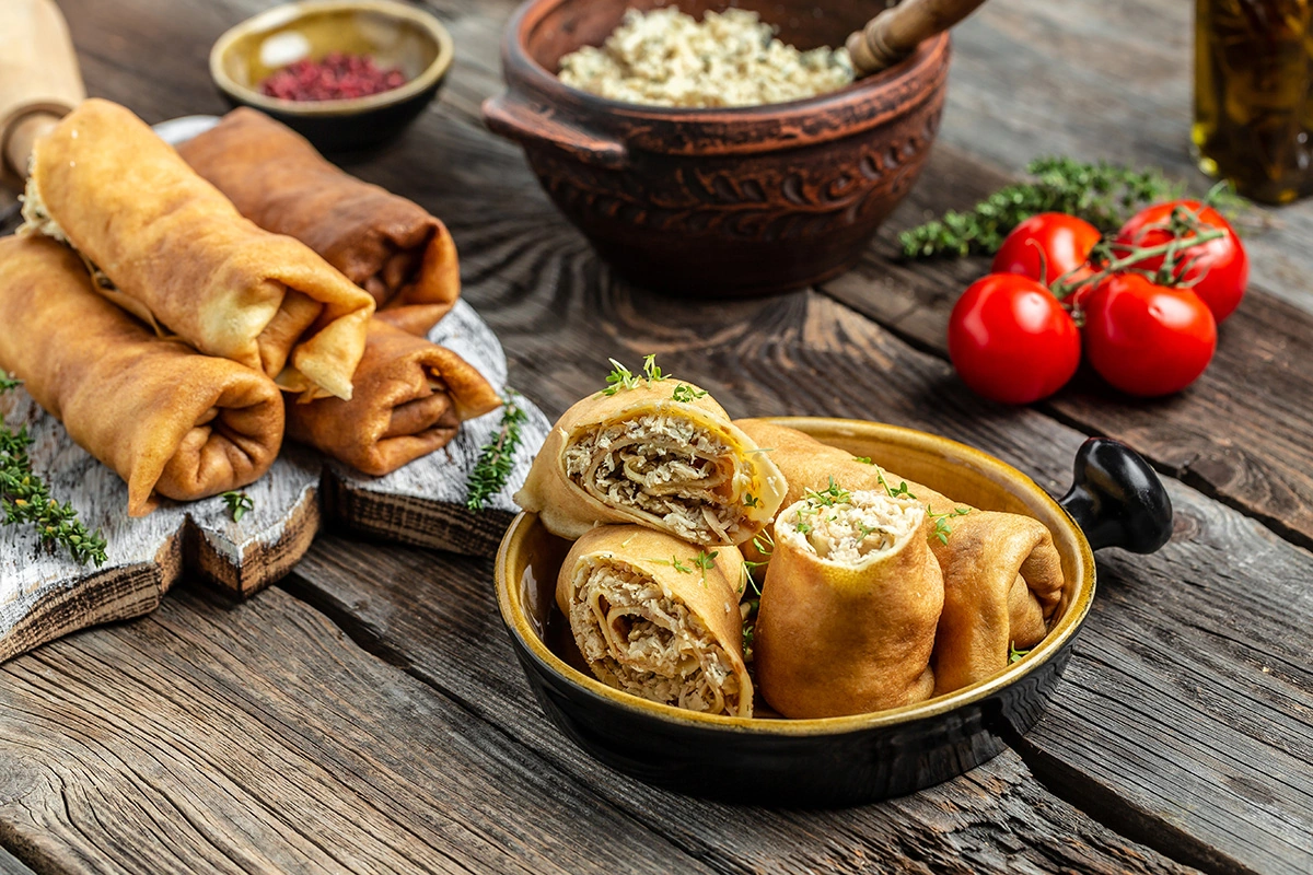 Кабачковые блины с мясным фаршем и сыром можно подать как самостоятельное блюдо