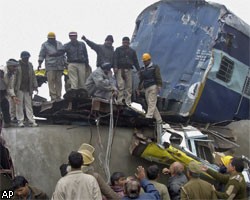 В Индии 4 поезда столкнулись из-за тумана: десятки пострадавших