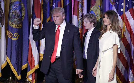 Избранный 45-й президент США Дональд&nbsp;Трамп, сын Баррон и жена Мелания Трамп. Нью-Йорк, 9 ноября 2016 года


