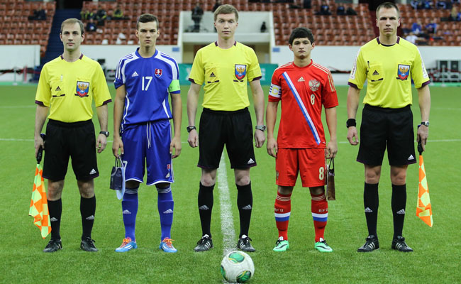 Капитан юношеской сборной России Аяз Гулиев (второй справа) перед матчем против Словакии на Мемориале Гранаткина-2014.