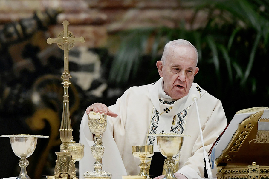 Папа римский Франциск на мессе в базилике Святого Петра в Ватикане