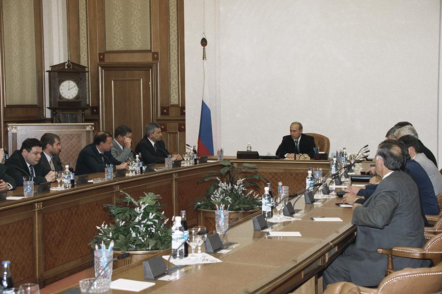 Премьер-министр России Владимир Путин (в центре), бизнесмен Роман Абрамович (второй слева) и другие официальные лица во время совещания с руководителями нефтегазовых компаний, 1999 год