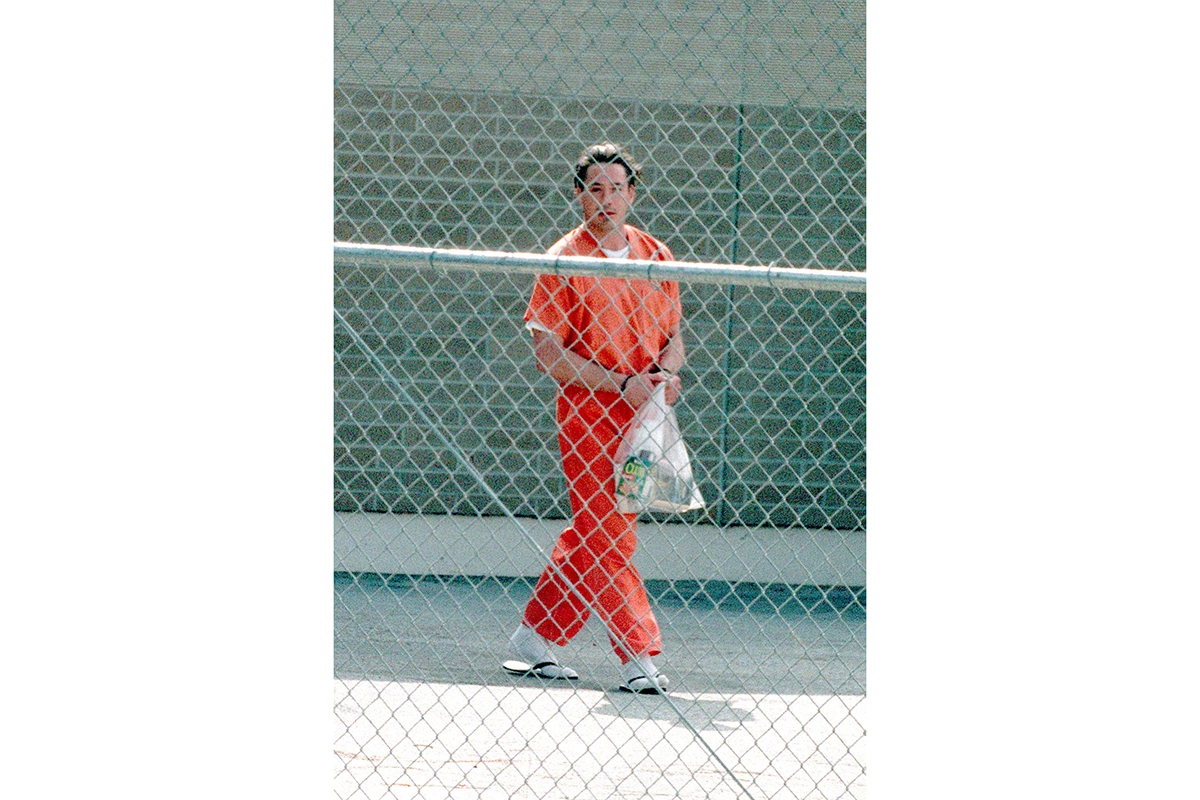 <p>Роберт Дауни-младший идет к тюремному автобусу после судебных слушаний&nbsp;5 августа 1999 года в Малибу.&nbsp;Фото сделано 23 июля 2000 года. В ноябре 2000-го актера&nbsp;снова арестуют&nbsp;за хранение наркотиков в Палм-Спрингс и выпустят&nbsp;под залог $15 тыс.&nbsp;</p>