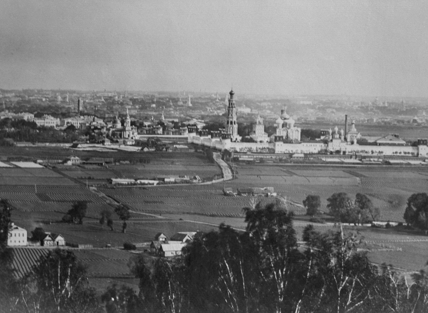 Российская империя. Москва. 1899 год. Вид с Воробьевых гор на Новодевичий монастырь на Девичьем поле в Хамовниках. Репродукция. Точная дата съемки не установлена